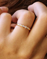 טבעת זהב משובצת יהלומים בעבודת יד – Silvie&Zax