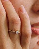 טבעת זהב בעבודת יד משובצת יהלומים טבעיים