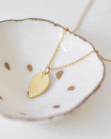 תכשיט עלה עיצוב מינימליסטי