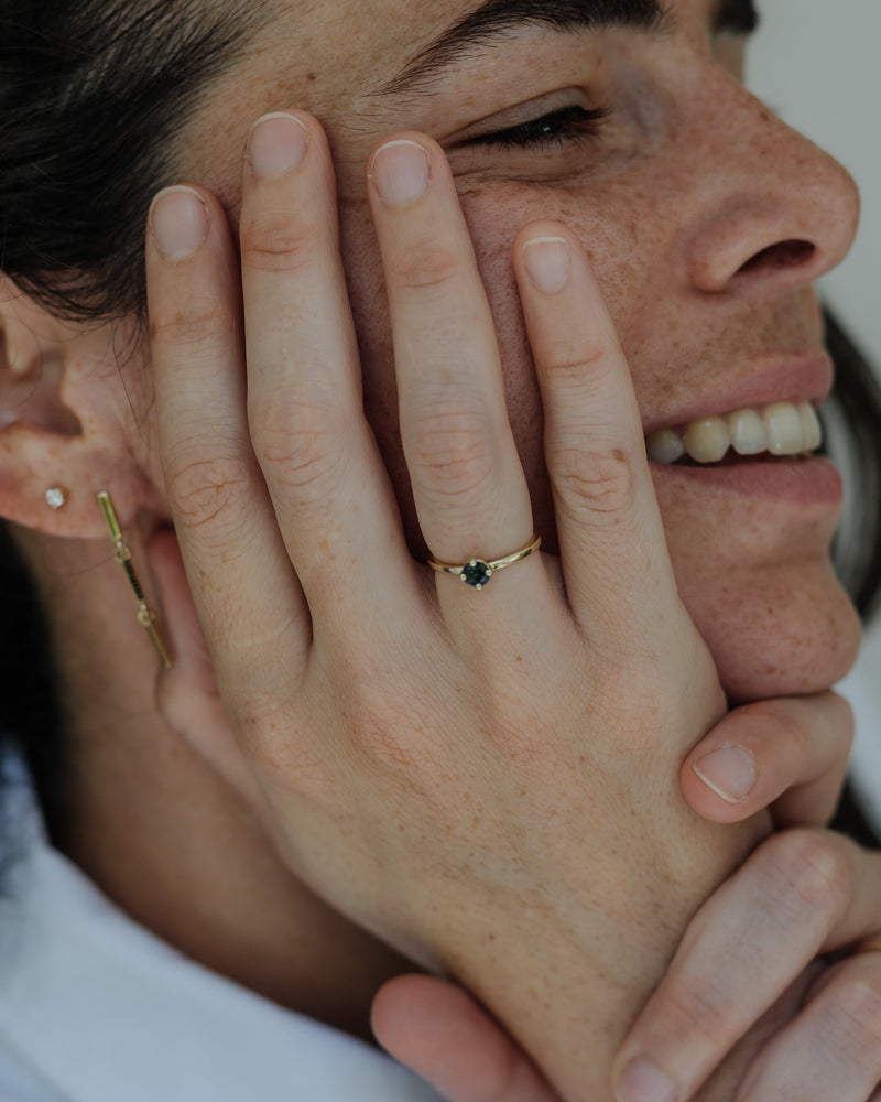 טבעת סוליטר עגולה ספיר Teal