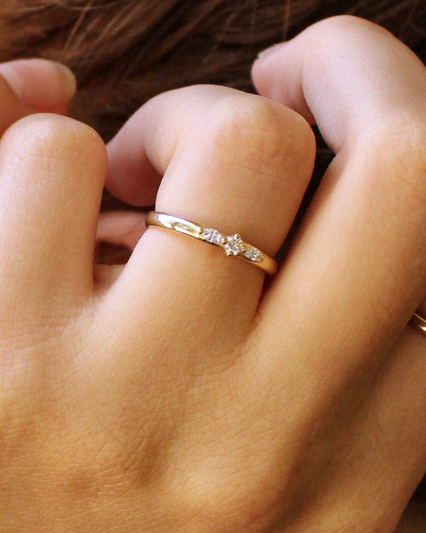 טבעת זהב משובצת יהלומים  בעבודת יד – Silvie&Zax