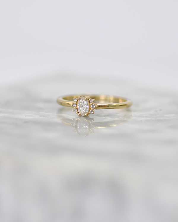 טבעת יהלום אובל וטייני היילו מעבדה