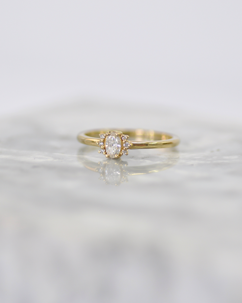 טבעת יהלום אובל וטייני היילו מעבדה