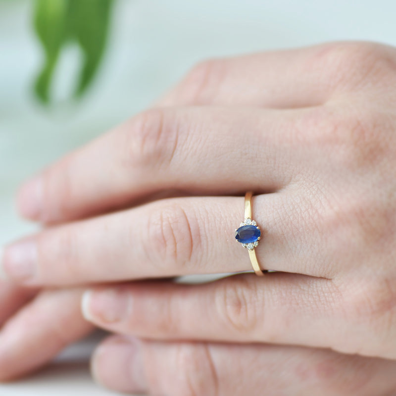 Oval blue sapphire & tiny halo (6658845966494)